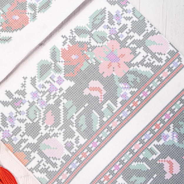 haftowana serweta w pastelowych kolorach